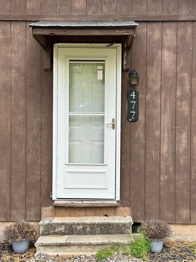 Building Photo - Updated 2-Bedroom with Privacy and Conveni...