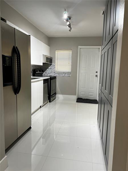 Building Photo - 5655 NE 5th Ter