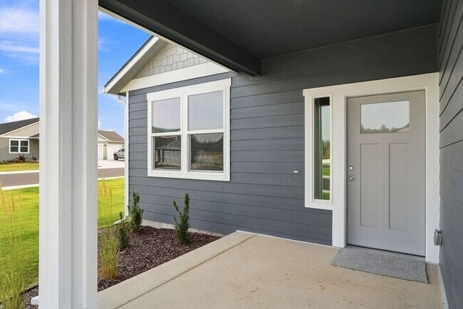 Foto del edificio - Modern 4-Bedroom Home with a 3-Car Garage & Covered Patio