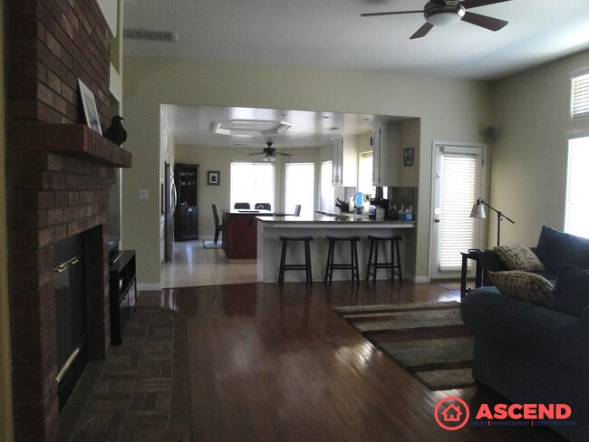 Foto del edificio - Spacious 4 Bed / 2 Bath Home in HOA Community with Gardening Included