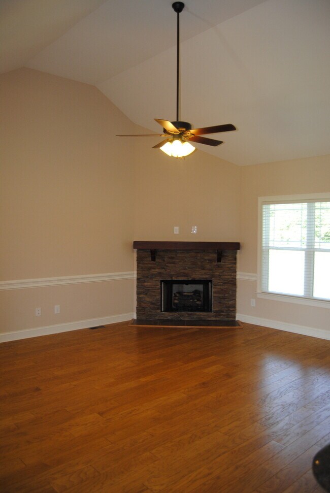 Building Photo - 211 Willowbrook Dr