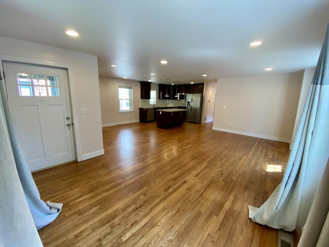 Foto del edificio - 3 bed/ 3 bath Home in Mayfair