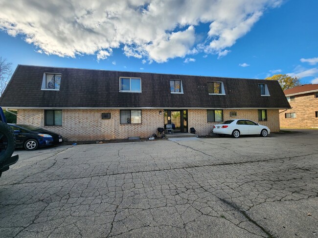 Foto del edificio - 2-Bedroom  Upper in a 8plex building