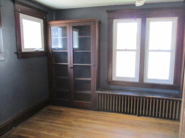 Building Photo - 701 Maplewood Ave