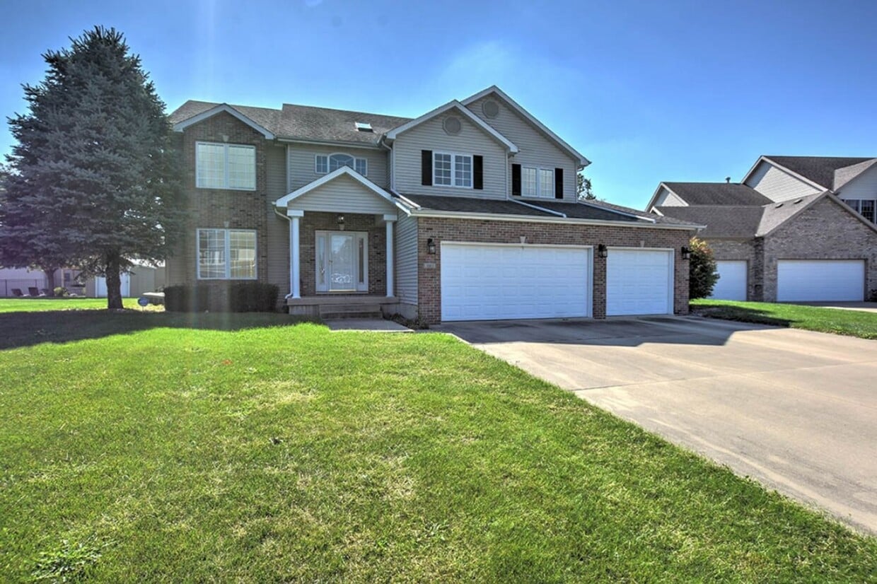 Forsyth Home! 4 Beds 3.5 Baths with Finis... - Forsyth Home!  4 Beds 3.5 Baths with Finis...