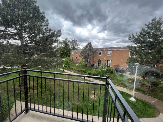 Building Photo - 3400 Table Mesa Dr