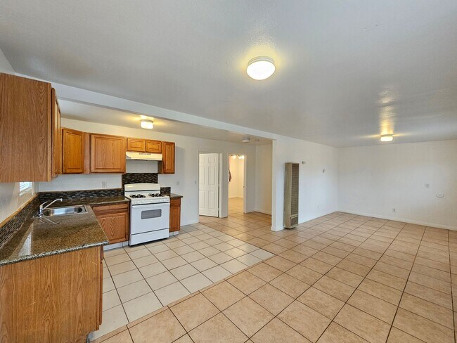 Building Photo - Downstairs / 2 bedroom / 1 bathroom unit