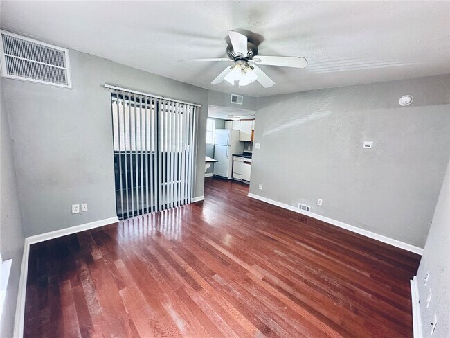 Foto del edificio - 2500 Burleson Rd