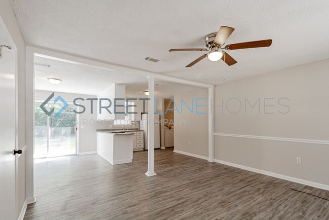 Building Photo - Holiday Special! Half Months Rent Free, Si...