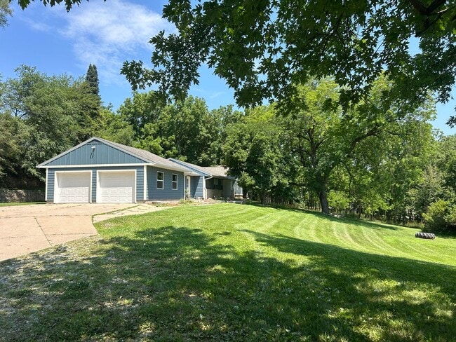 Building Photo - 1824 E Kanesville Blvd