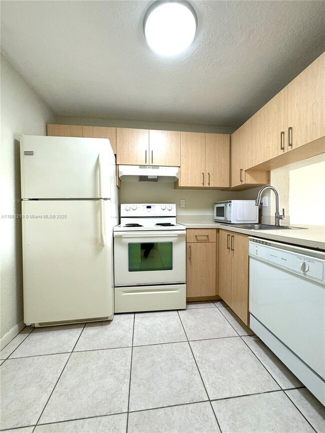 Building Photo - 9320 Fontainebleau Blvd