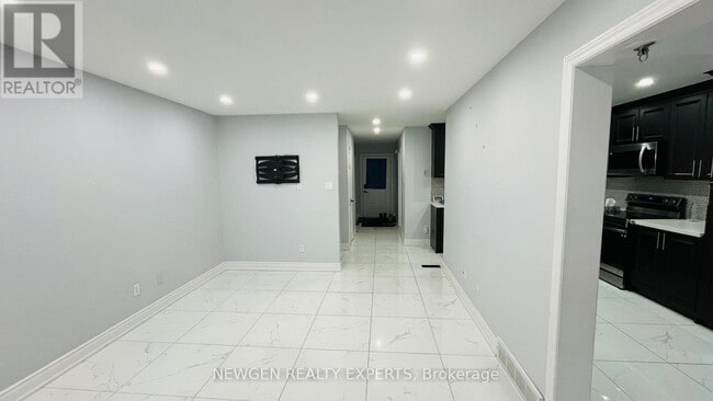 Building Photo - 803 Deveron Crescent