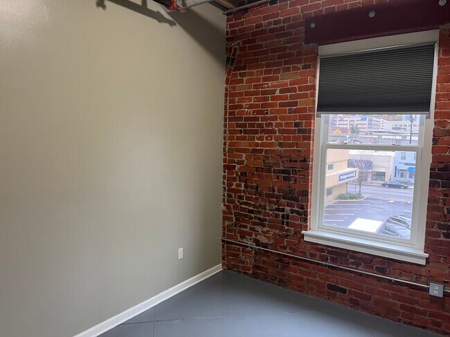 Building Photo - 165 S Post St