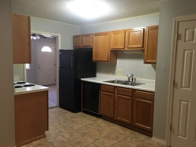 Foto del edificio - 3327 N Detroit Ave