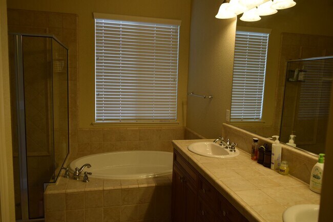 Foto del edificio - Gorgeous Newer 4 Bedroom in Highly sought after Riata Empire Ranch Community!