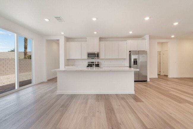 Foto del edificio - Modern Living with Private Fully Furnished Next Gen Suite!