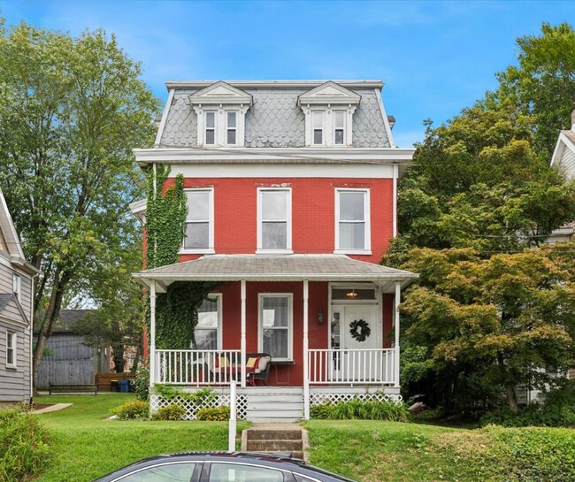 Building Photo - 212 S Willow St