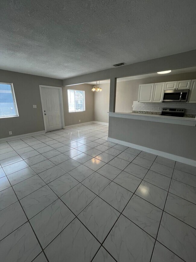 Foto del edificio - 2 br, 1 bath House - 830 E TIFFANY DRIVE #2
