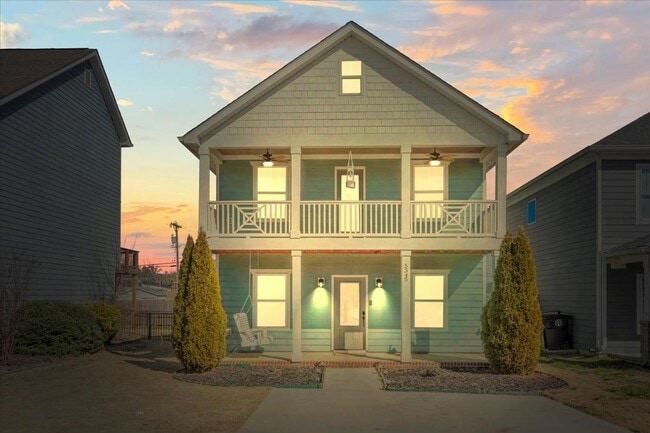 Foto del edificio - Your New Home! 3 Beds, 2.5 Baths, Hardwood Throughout, Fenced Back Yard, 3 Patios, + Community Pool!