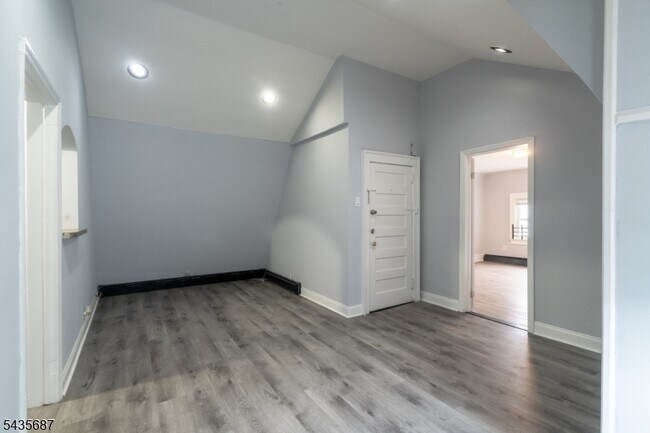 Foto del edificio - 105 Shepard Ave