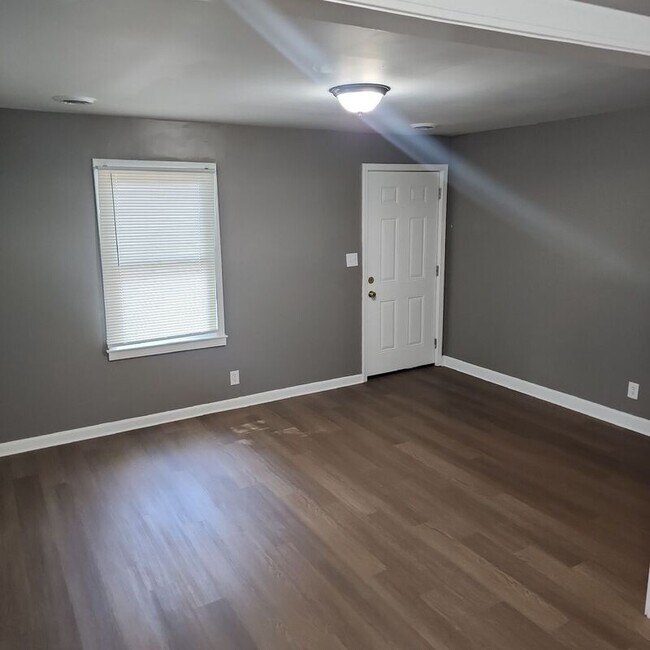 Building Photo - 1641 Longfield Ave