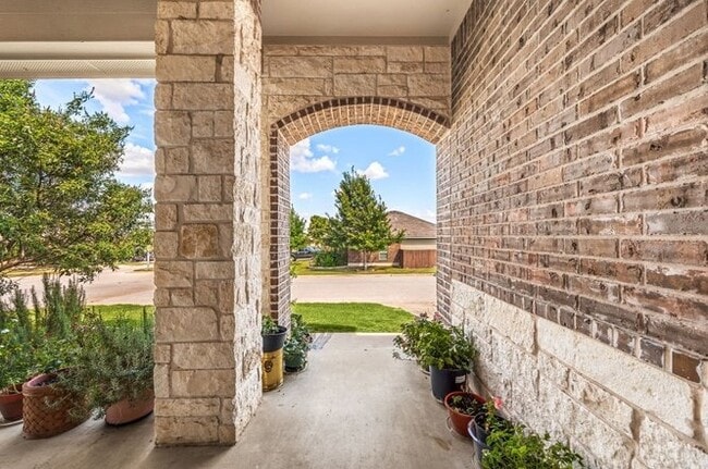 Building Photo - 5804 Blackstone Dr