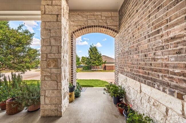 Foto del edificio - 5804 Blackstone Dr