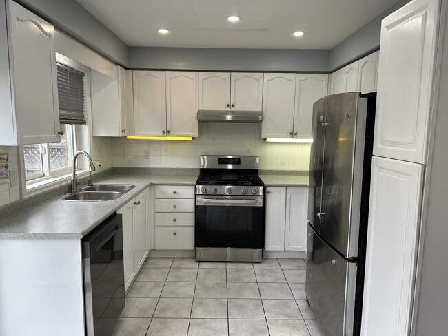 Photo du bâtiment - Spacious and Beautifully Maintained Semi D...
