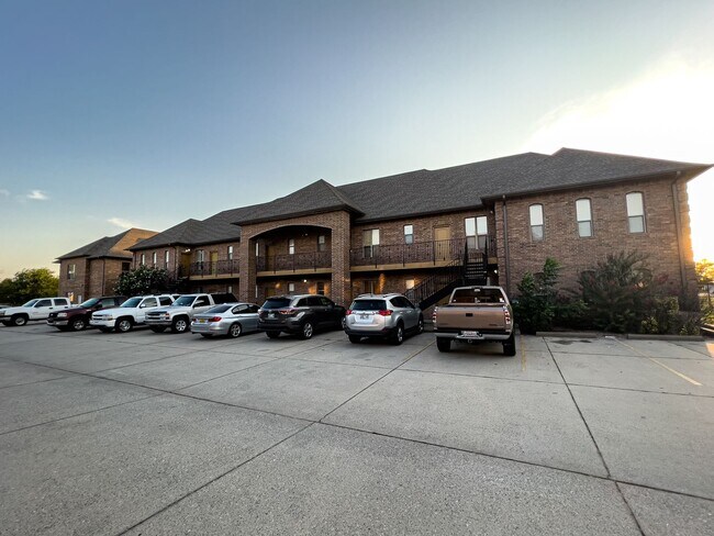 Foto del edificio - Spacious 2-Story Condo with Pool: Your Ide...