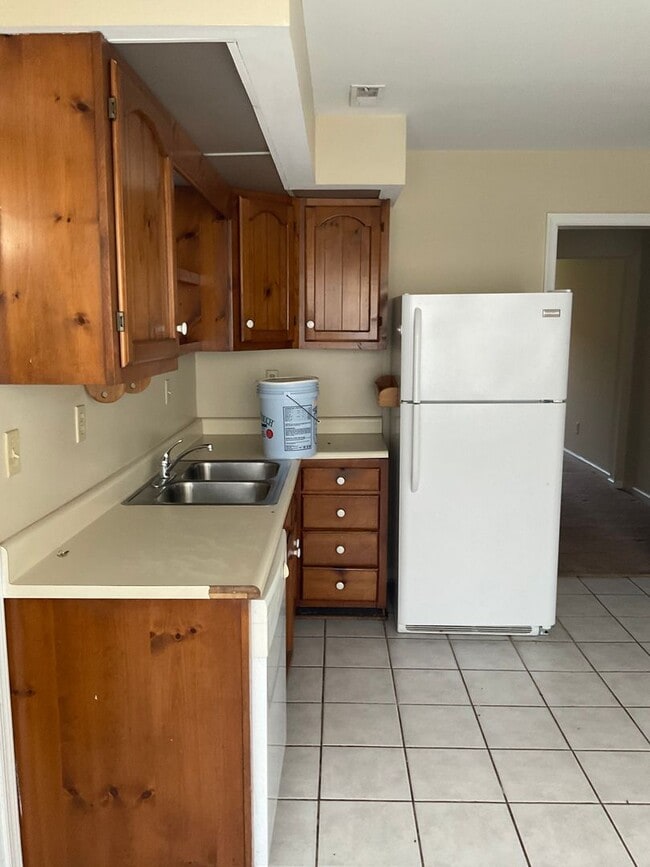Building Photo - Spacious Townhouse with Private Driveway
