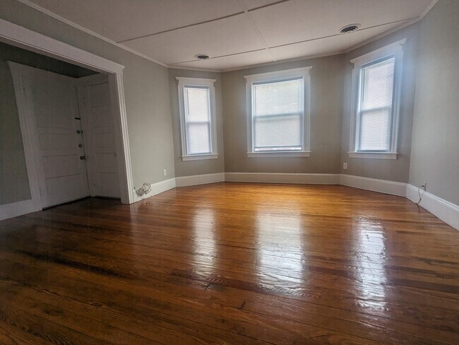 Building Photo - 84 Crescent St