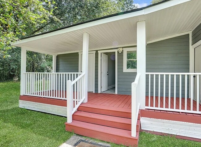 Foto del edificio - 4 Bed 3 Bath Cozy Cottage on Lake Front Pr...