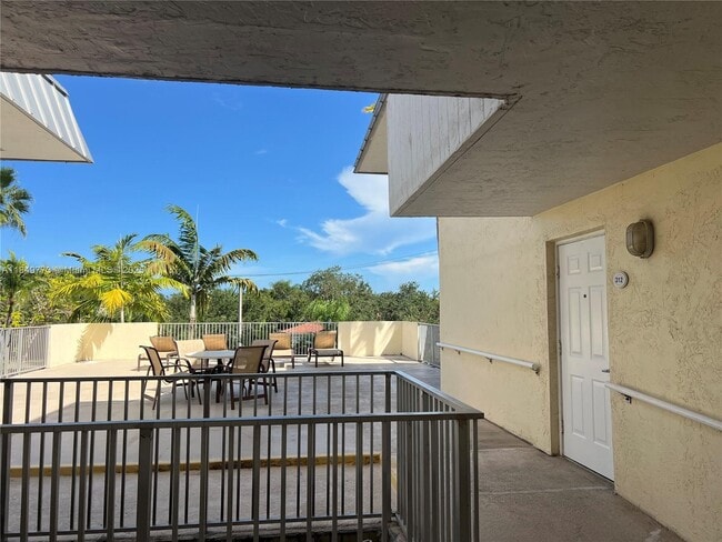 Foto del edificio - 8950 SW 69th Ct