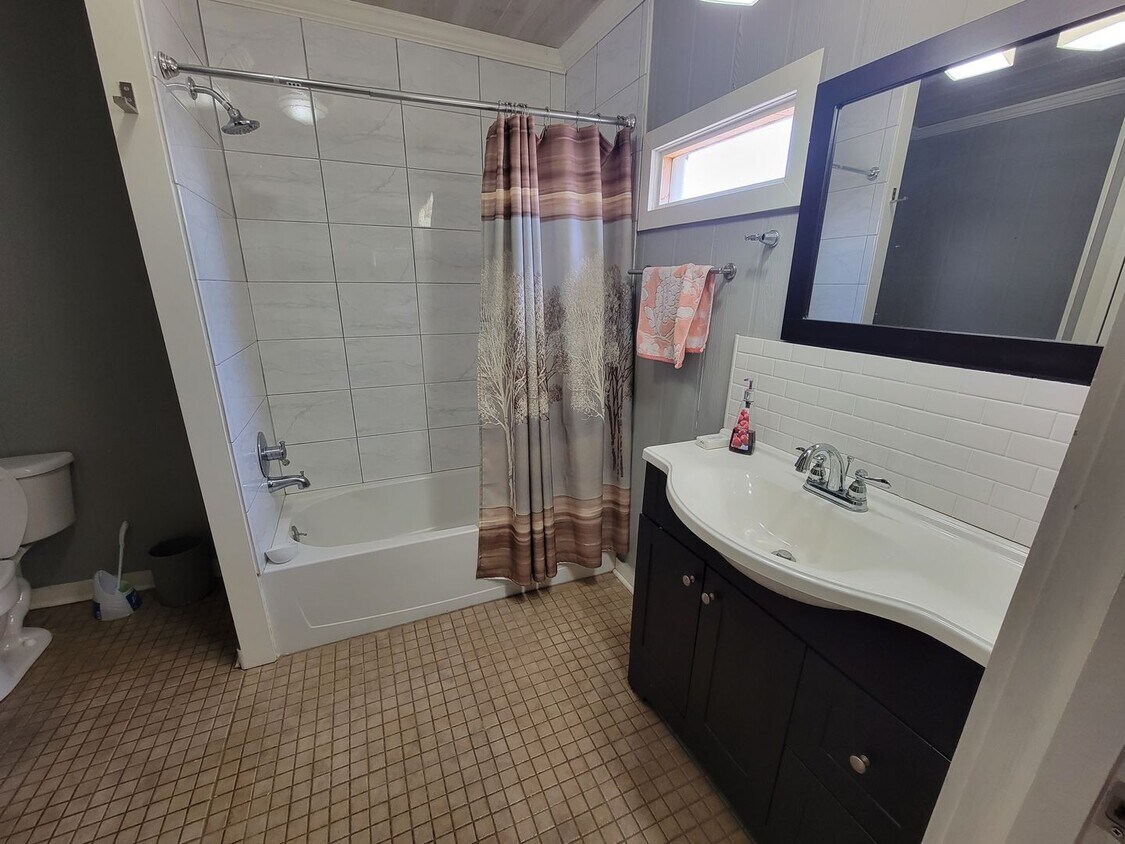 Building Photo - 2 Bed/1 Bath Erath House - $950