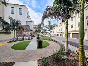 Building Photo - 2420 E Lincoln Ave