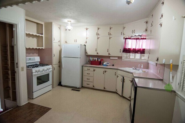 Building Photo - 2 Bedroom 2 Bath Attached Garrage