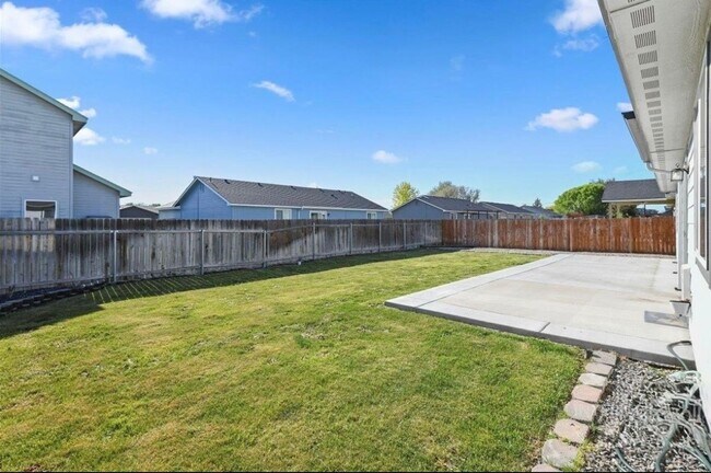 Building Photo - Beautiful Modern Home in a Nice Neighborhood