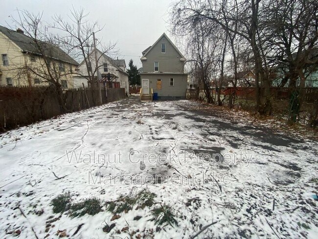 Foto del edificio - 9710 Easton Ave