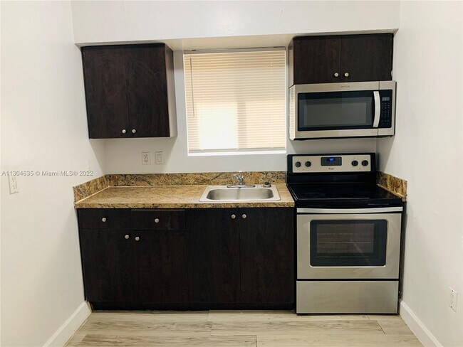 Foto del edificio - 651 NE 86th St