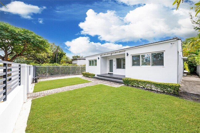 Building Photo - 730 SW 26th Rd