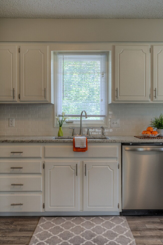 Foto del edificio - The Upgraded Life! 3 Bedroom Duplex Coming...