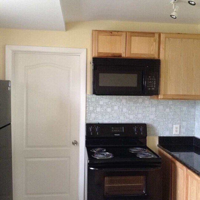 Building Photo - 2/1.5  Duplex at Lucaya.