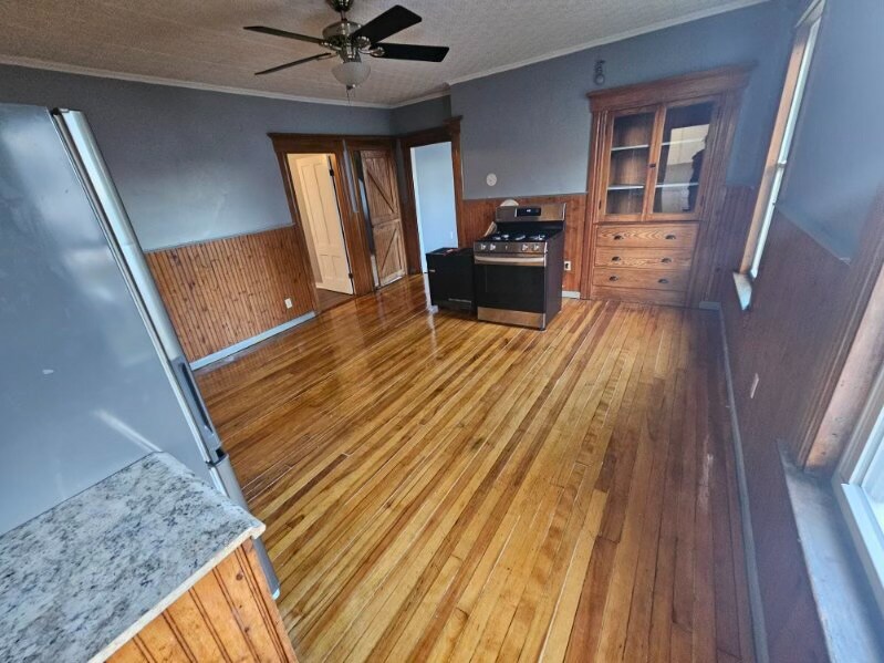 Primary Photo - 62 Cartier St