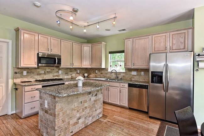 Building Photo - Waterfront home in Mooresville