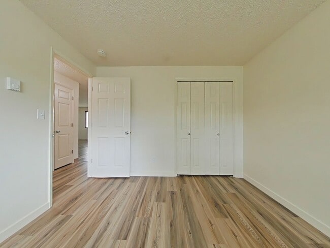 Building Photo - 2 Bedroom Apartment ~ Close to Campus
