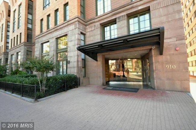 Entrada - 910 M St NW