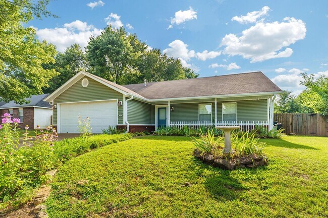 Foto del edificio - Energy-Efficient 3-Bedroom Home with Lawn ...