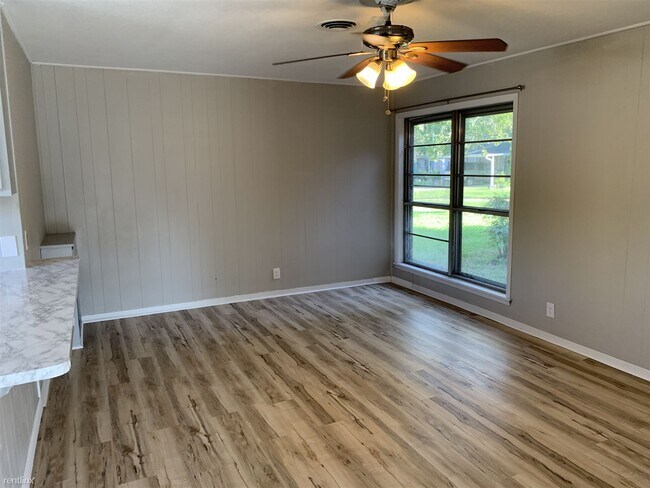 Building Photo - 3 br, 1.5 bath House - 5 Ruth Street