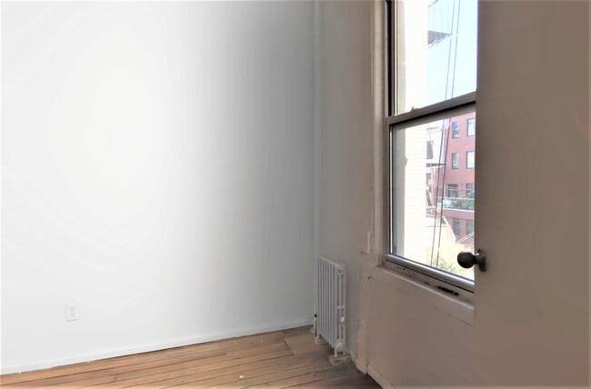 Building Photo - 84 Newel St