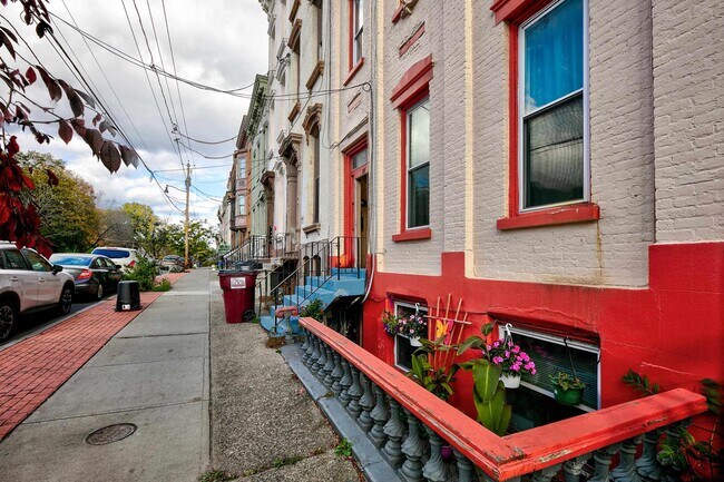 Building Photo - 55 Ten Broeck St